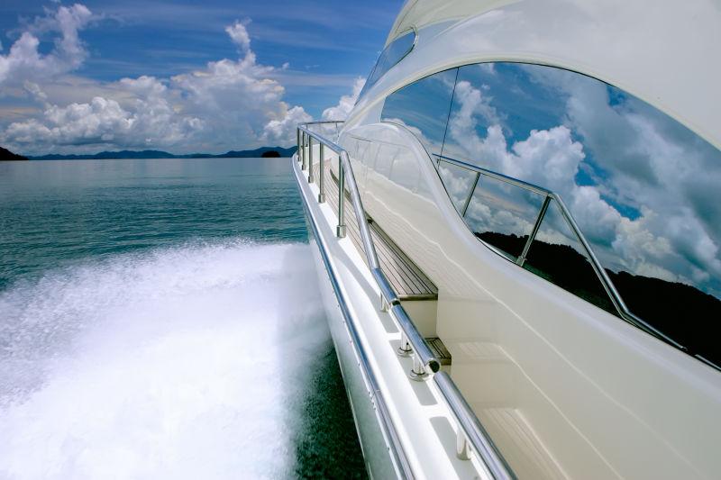 海面上的豪华游艇行驶