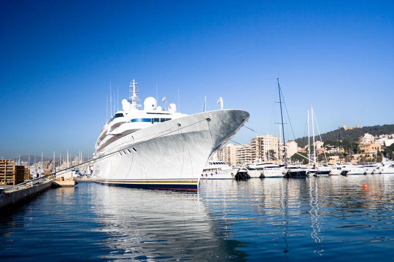 码头上的豪华游艇