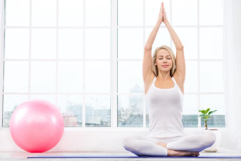 在健身房练习瑜伽的美女