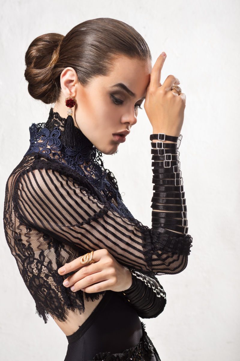 趴在树枝上性感的年轻人