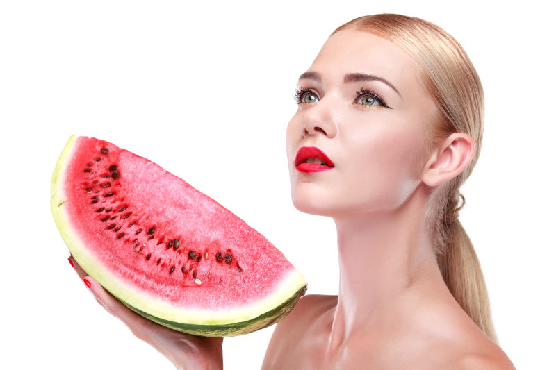 年轻金发美女拿着西瓜