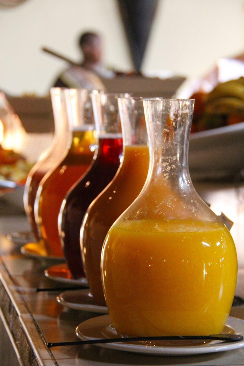 桌子上的各种果汁