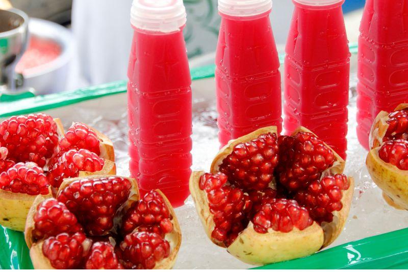 新鲜的红色石榴和石榴汁