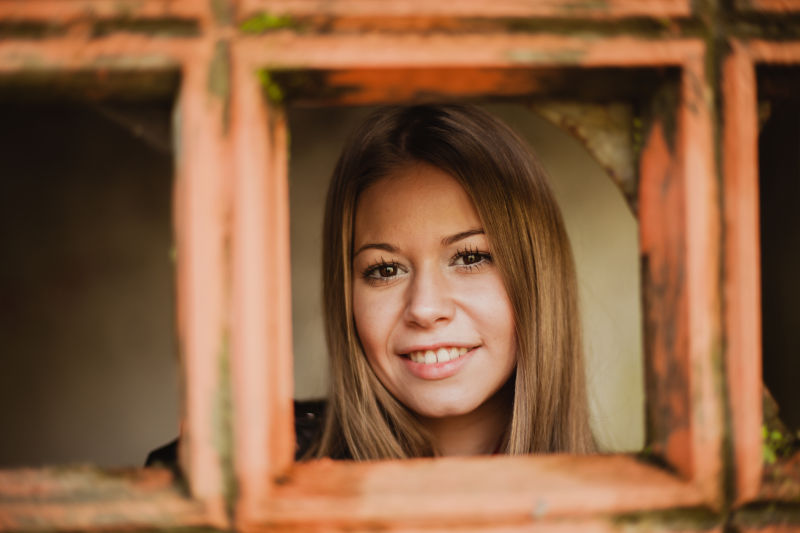 在窗户旁边的美丽女人