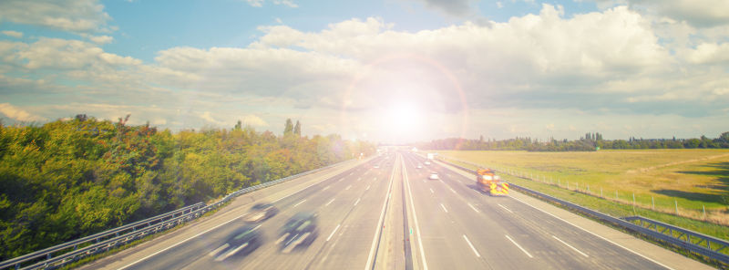 阳光照耀着公路