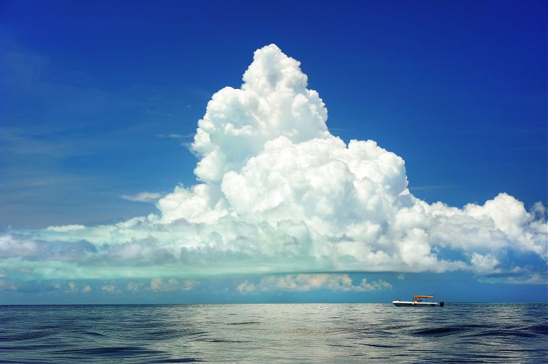 蓝天白云背景下海面上的小船
