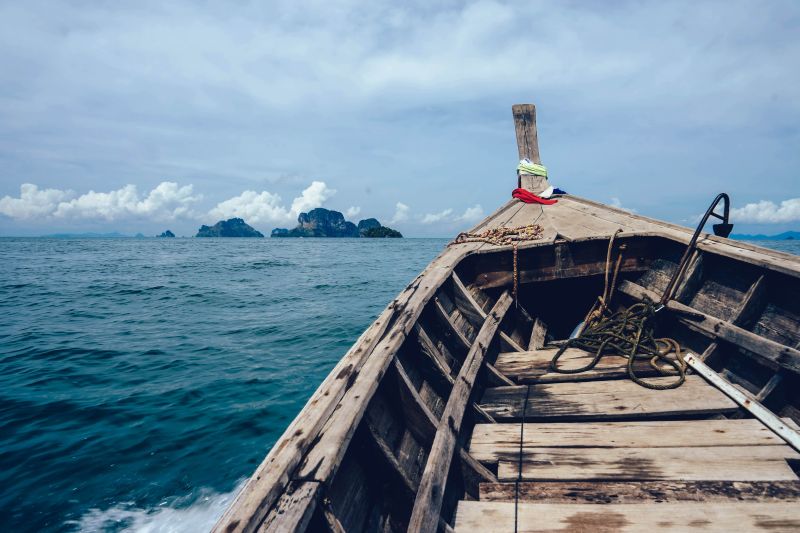 行驶在海上的一艘船