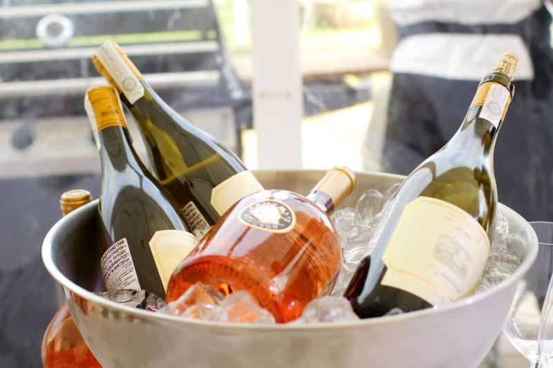 冰块中冷却的酒瓶