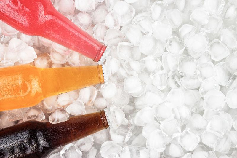 冰块中的不同颜色的饮料