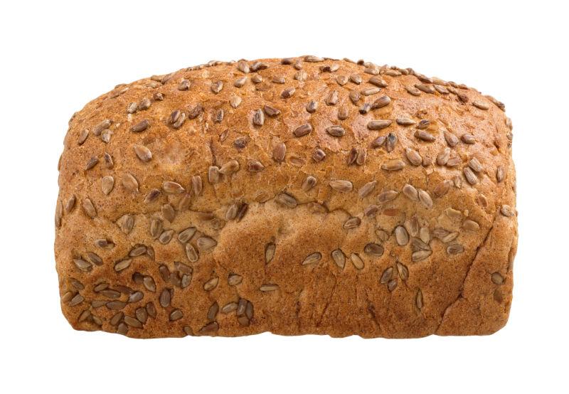 白色背景上的美味瓜子仁面包