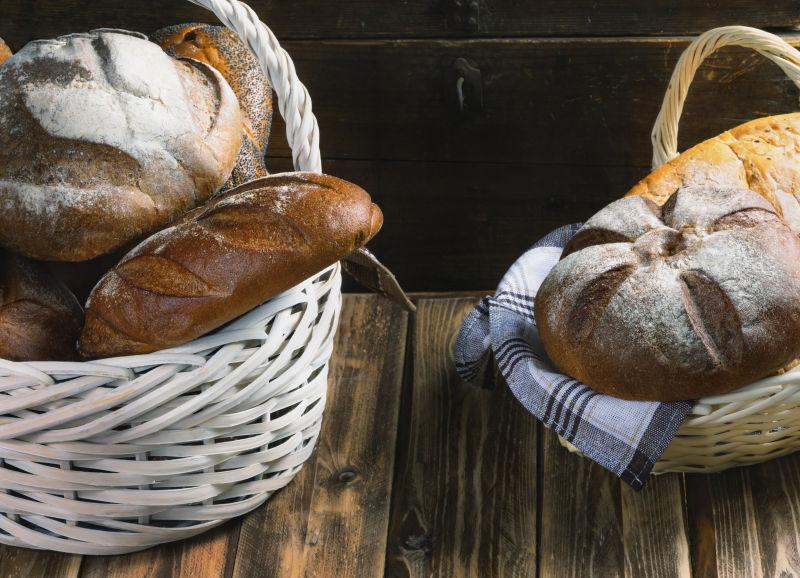 木桌上的两个竹篮里放满了美味的面包