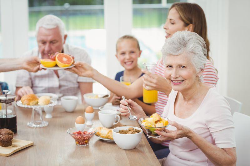 快乐的多代家庭早餐