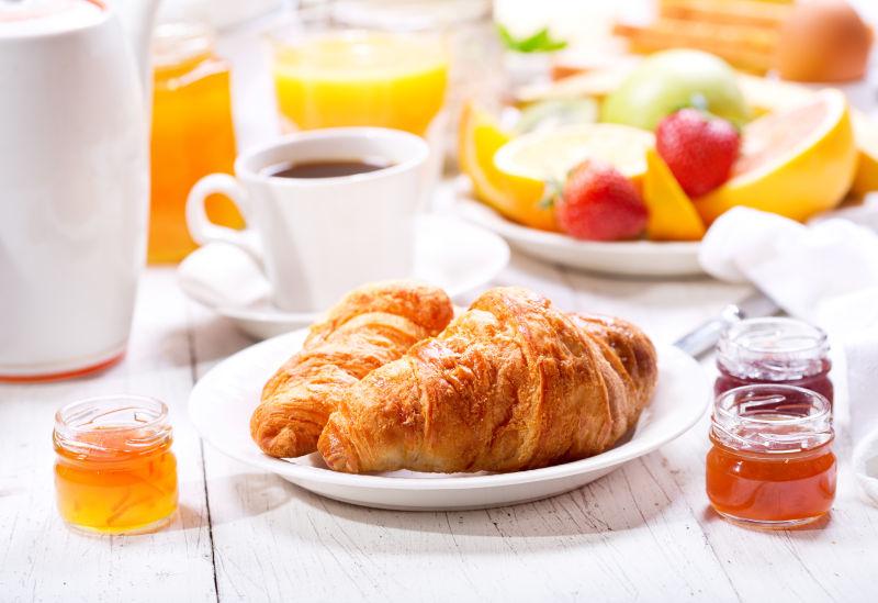 早餐桌上有面包咖啡橙汁等早餐