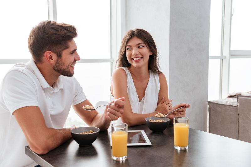 开心吃早餐的年轻夫妇