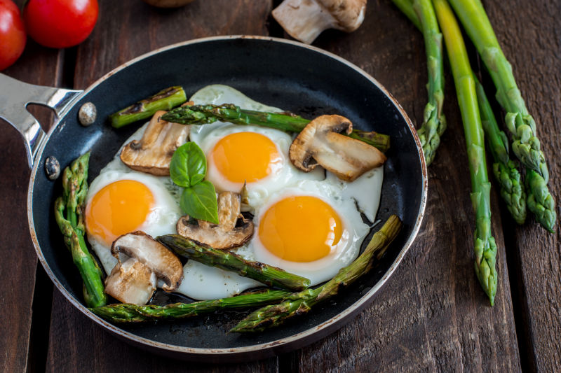 平底锅内的香菇芦笋和鸡蛋