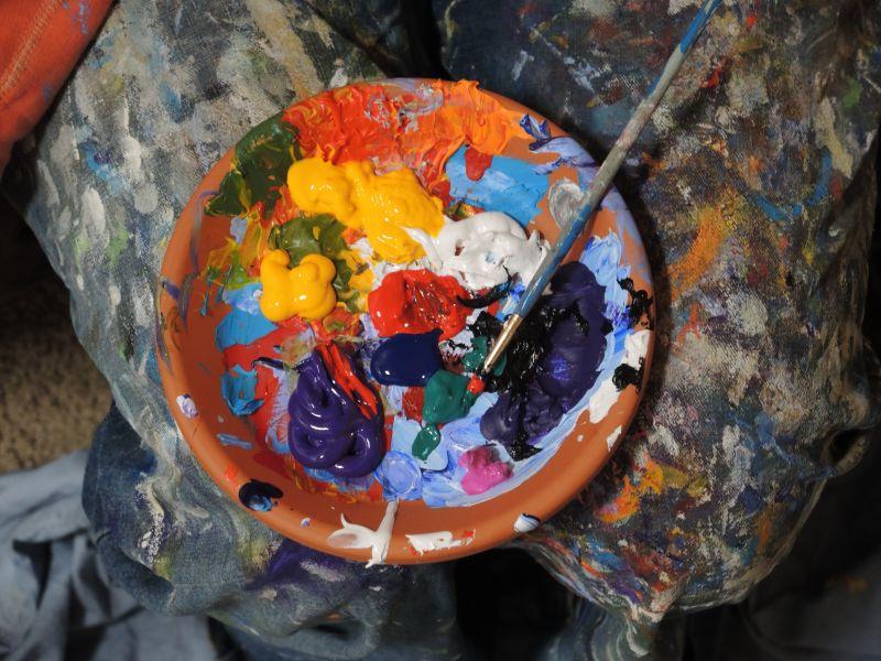 调色盘上的各种颜料和画笔