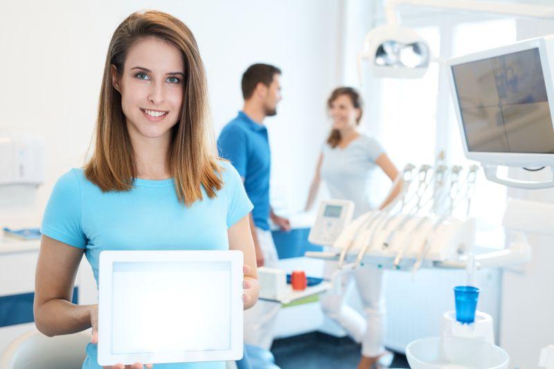 牙科里的美女助手