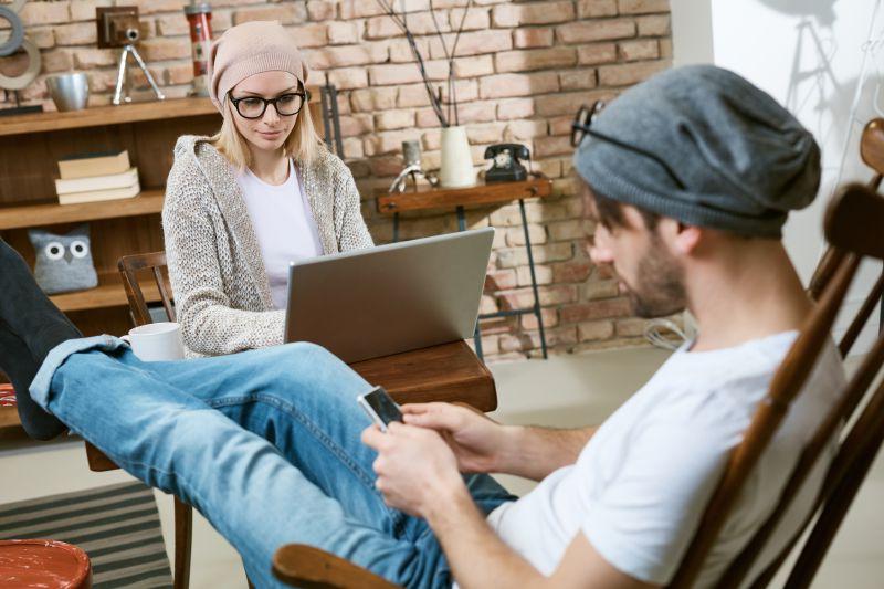 在家里工作的年轻夫妇