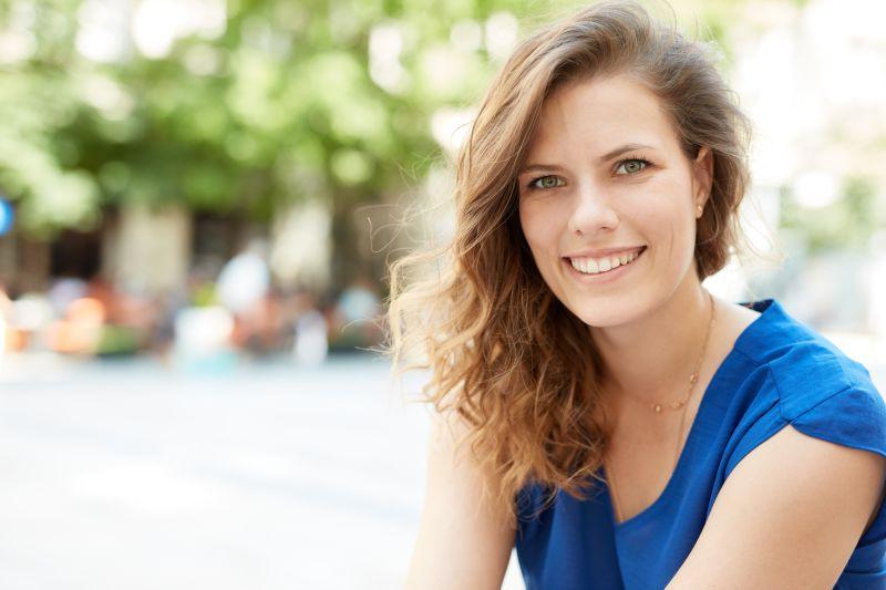 室外正在微笑的美女