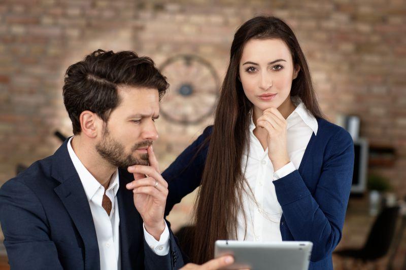 工作中正在思考的年轻男女