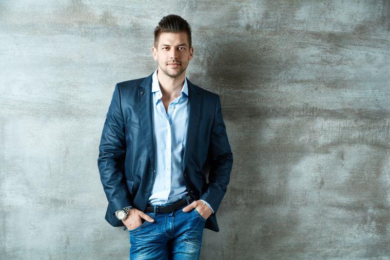 水泥墙边的时尚男子