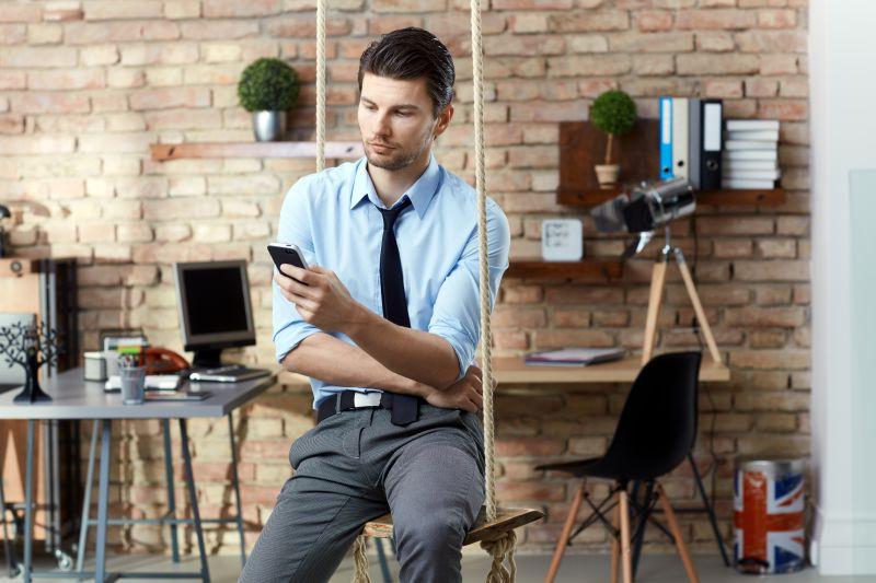 正看手机的年轻男子