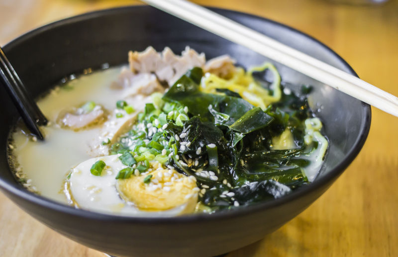 木桌上的鸡蛋汤面