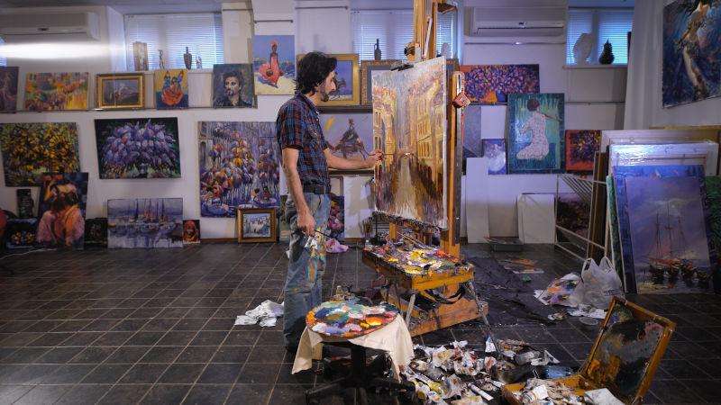 工作室里正在画画的画家