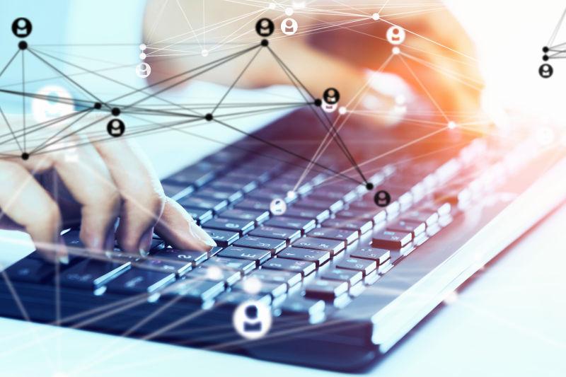 一双手在键盘上打字呈现的社会关系概念