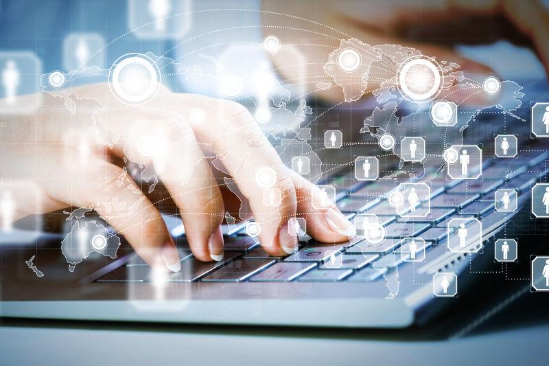 在黑色键盘上打字联系的女商人