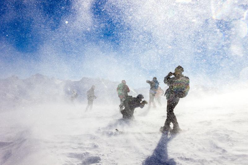 冒险家图片 暴风雪背景下的雪山冒险家素材 高清图片 摄影照片 寻图免费打包下载