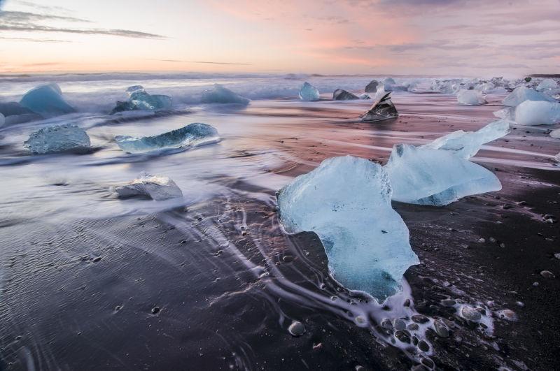 火山海滩上的冰山