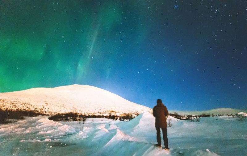 旅行者欣赏北山上空的北极光