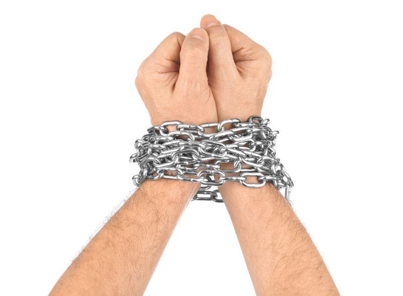 捆扎男人手上的铁链