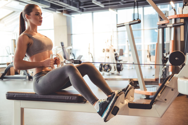 在健身房里锻炼的年轻女人