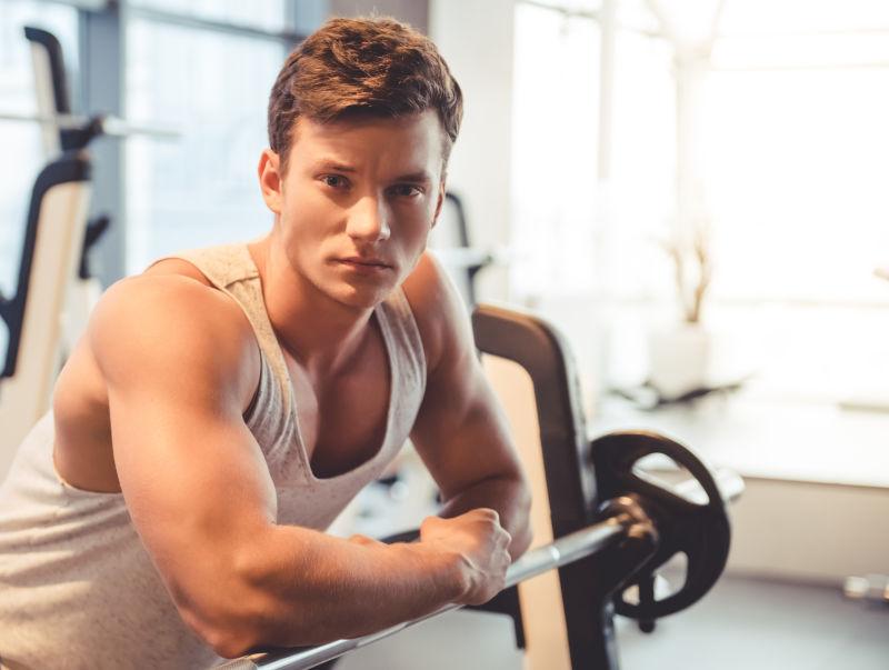 健身房里的年轻男人