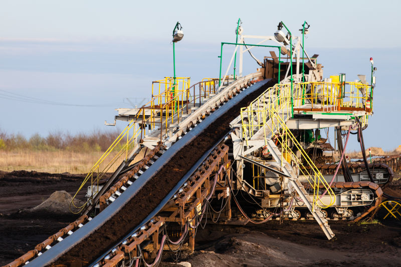 拖动着煤的输送机