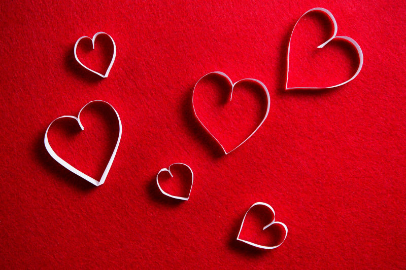 红色背景上的心形饰品