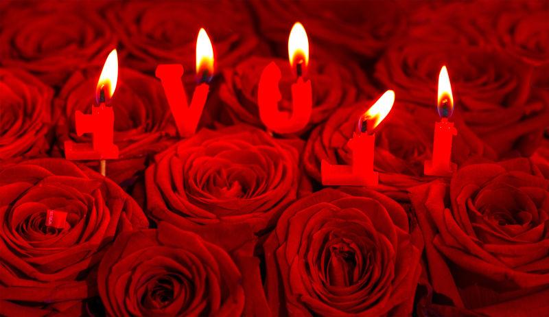 玫瑰花束上的五个红蜡烛