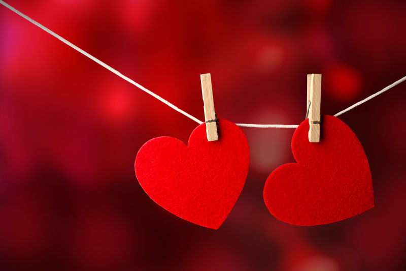 绳子上夹着两颗红色的爱心