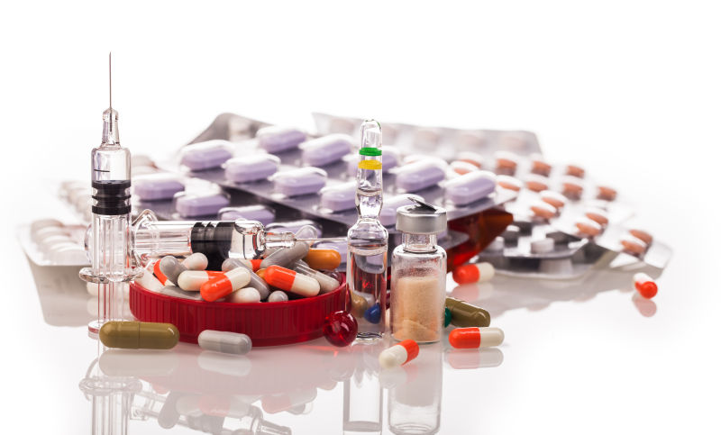 白色背景前的医疗用品