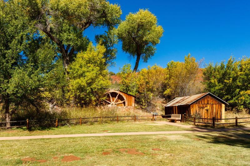 草地上的小木屋