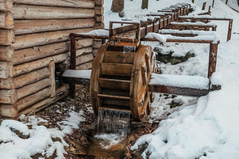 冬季仍再转动的小水轮