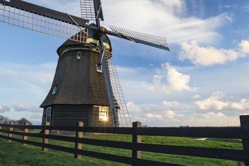 荷兰草地上巨大的风车