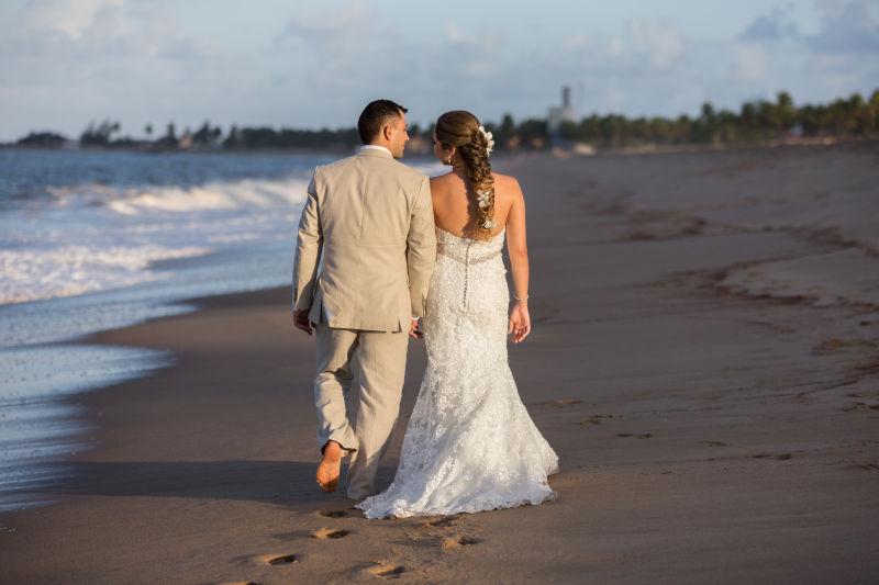 海边幸福的新婚夫妇
