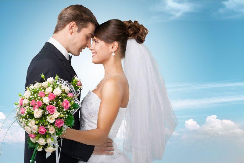 拿着手捧花的新婚夫妇