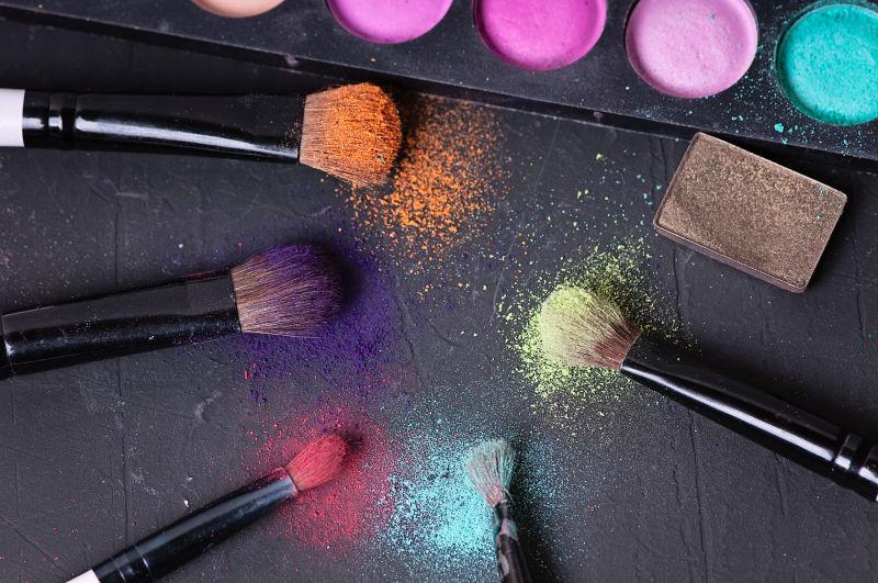 不同颜色的眼影刷