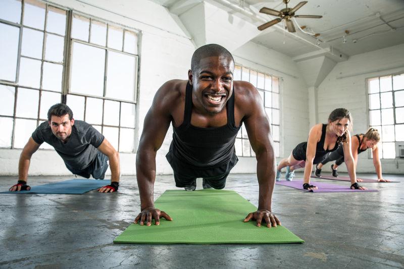 练习俯卧撑的四个年轻人