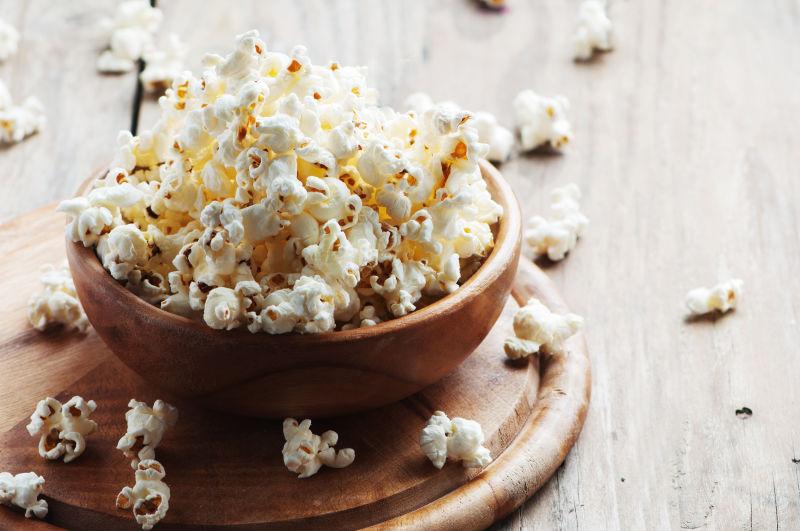桌子上木碗里的爆米花