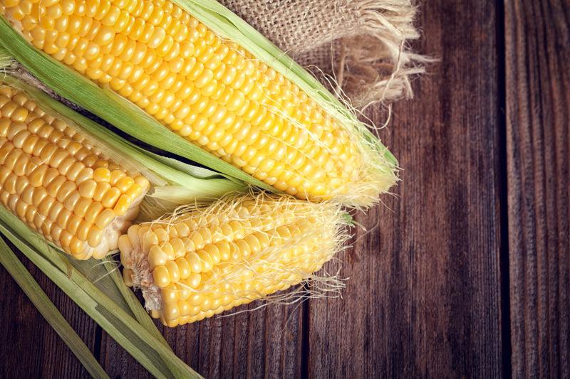 木桌上的新鲜甜玉米